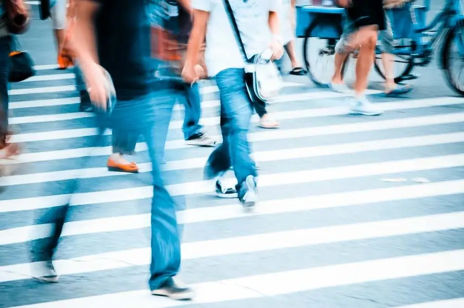 Personas cruzando una avenida