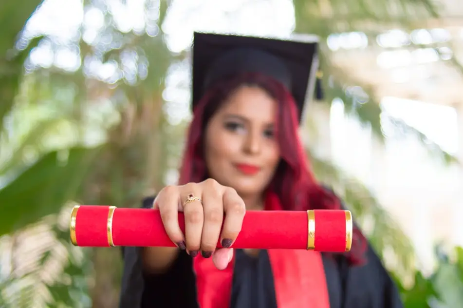 Moça com diploma na mão