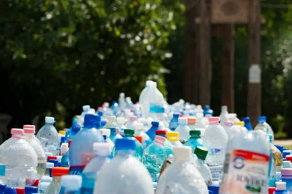 Pila de botellas de PET