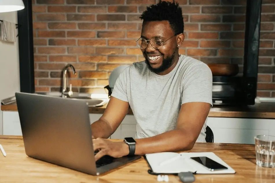 Hombre usando una computadora