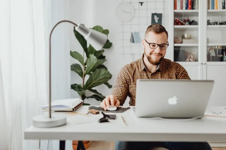 Hombre en un escritorio usando una laptop