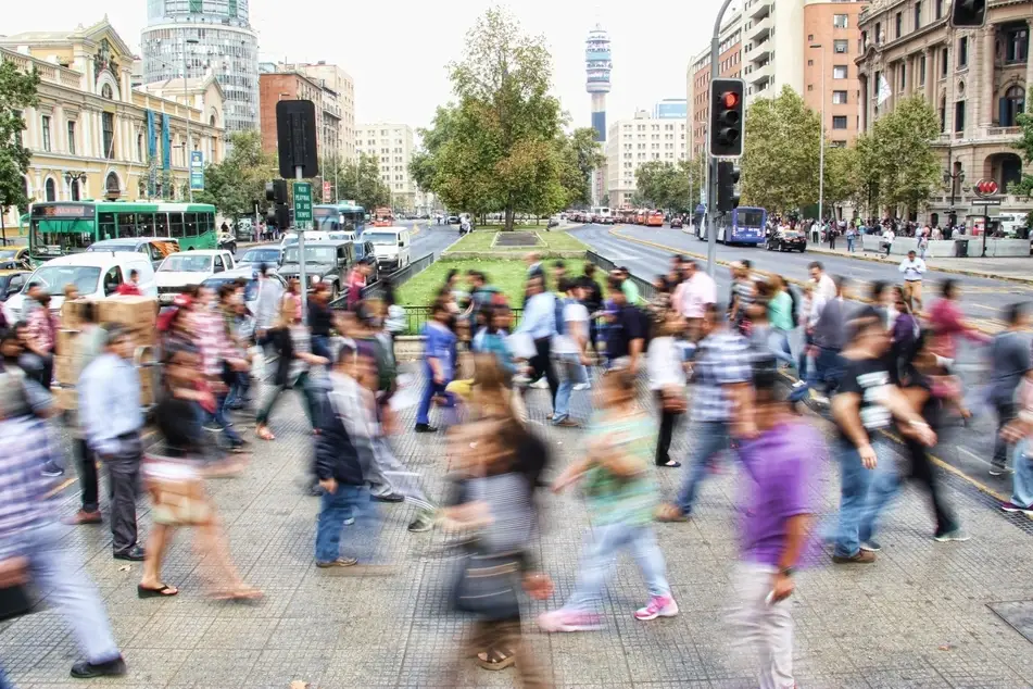 Personas cruzando una avenida