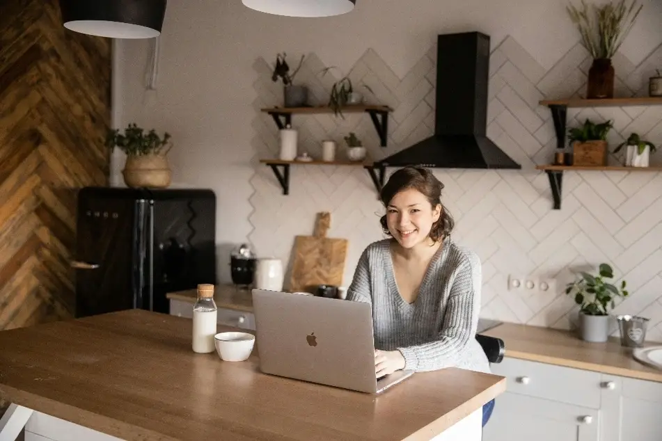 Mujer sentada junto a su computadora