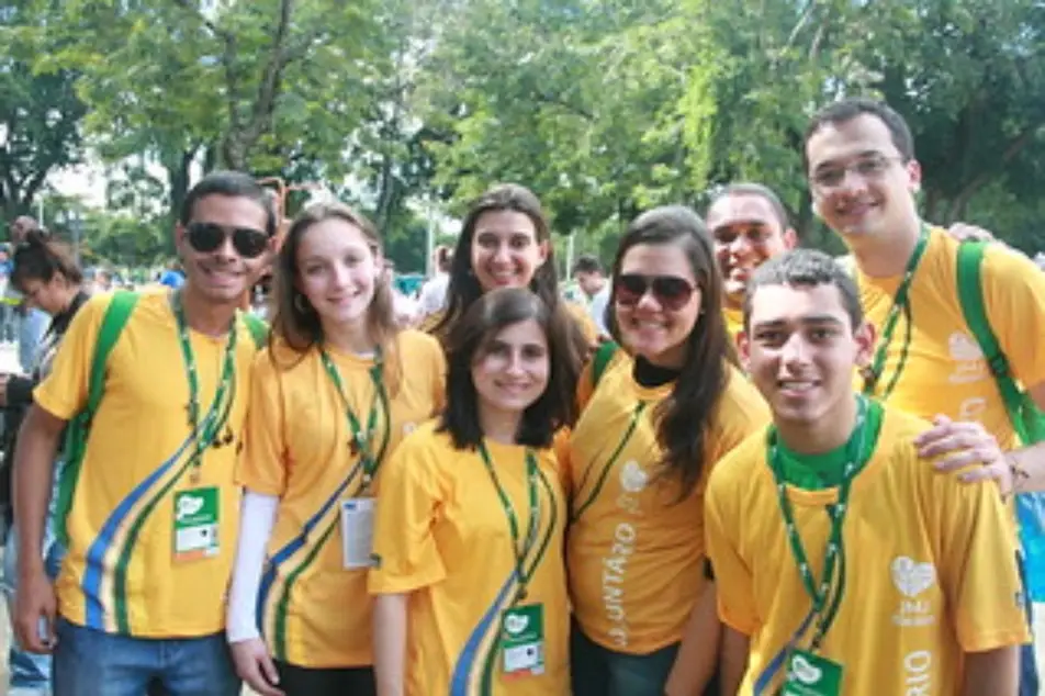 Varios voluntarios posando