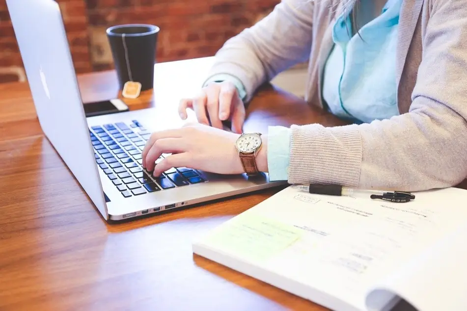 mujer frente a una computadora