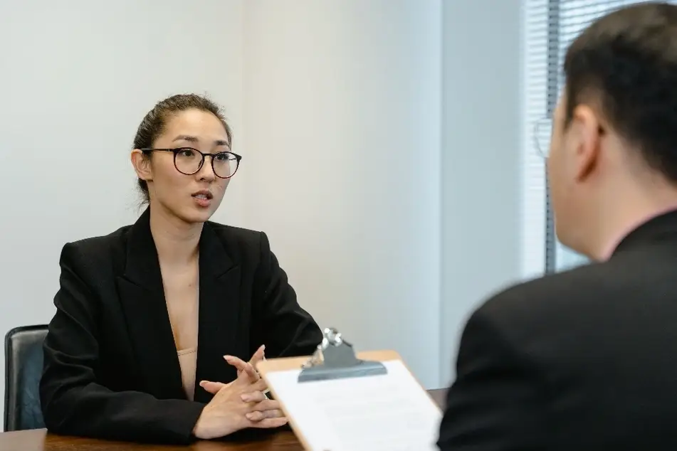 Mujer hablando en una entrevista de trabajo