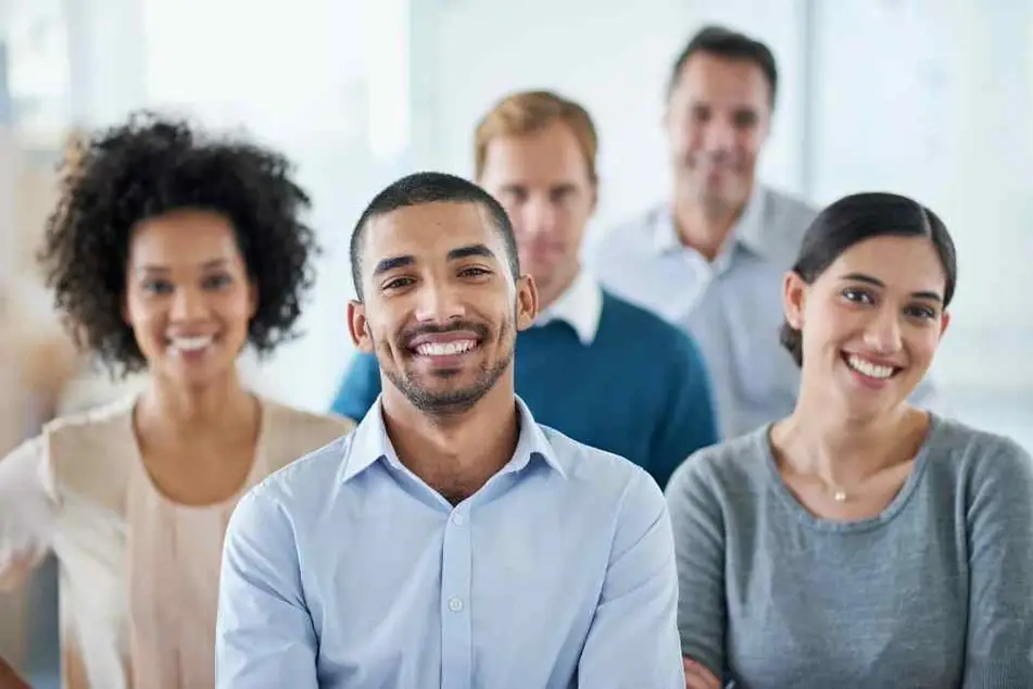 Colaboradores sonriendo a la cámara