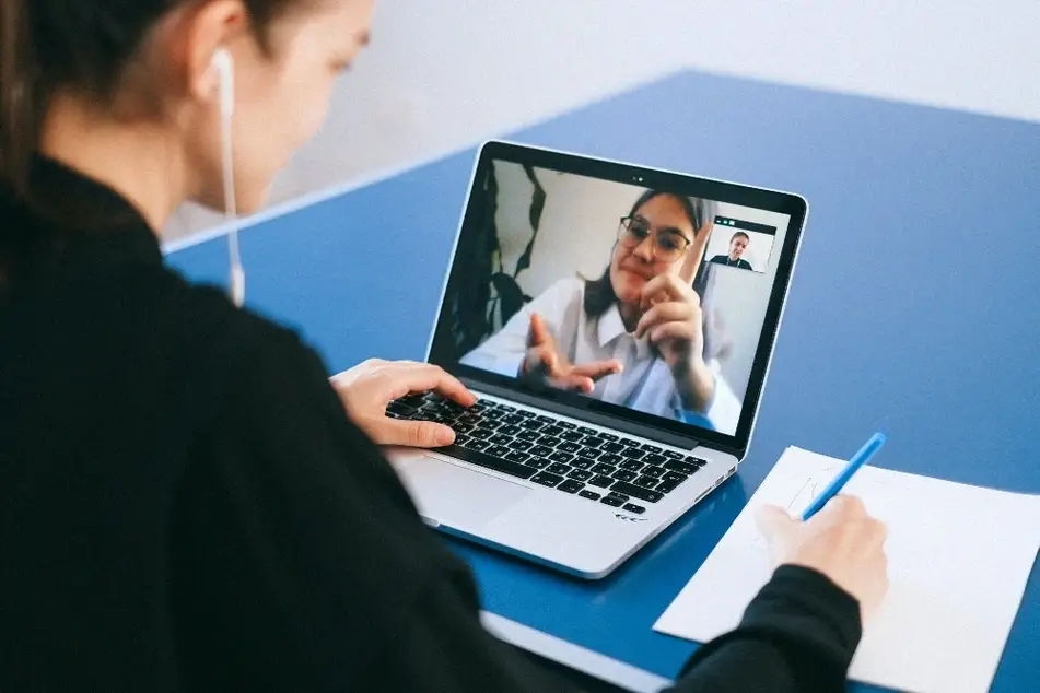 Equipo de trabajo en una videollamada