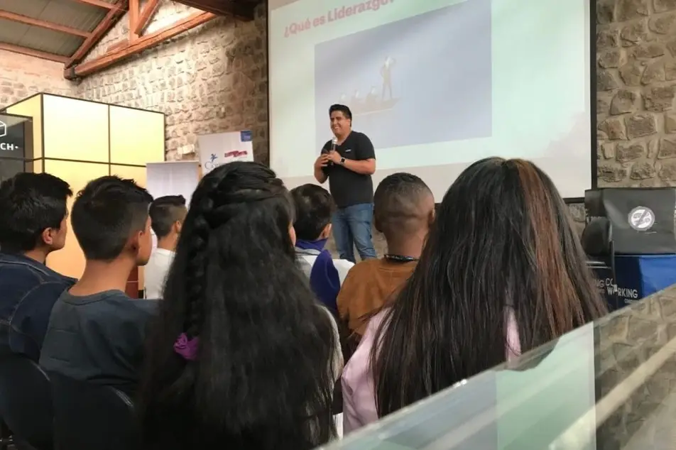 Jóvenes aprendiendo sobre liderazgo