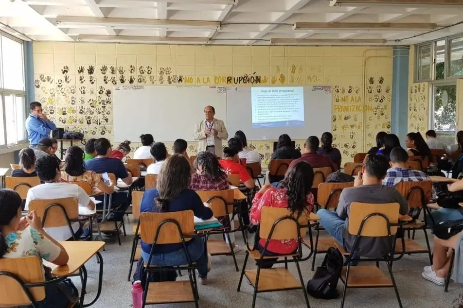 David Araujo en una clase con jóvenes