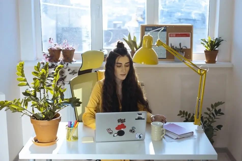 Mujer trabajando en su escritorio