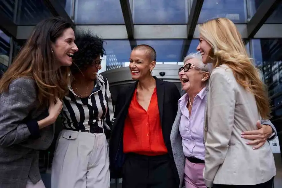 Grupo de mujeres diversas ejecutivas sonriendo.