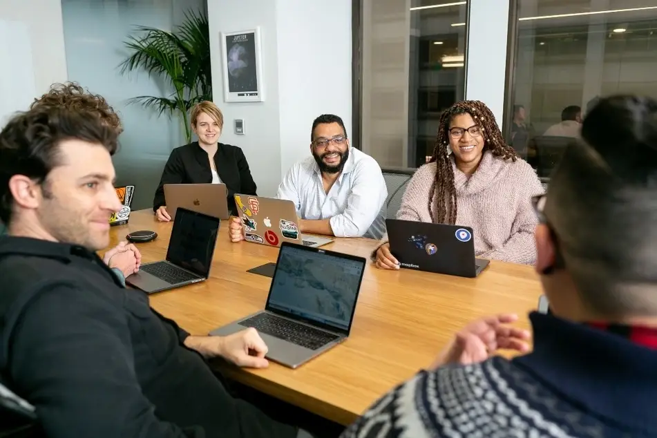 Grupo de personas reunidas en un espacio de trabajo