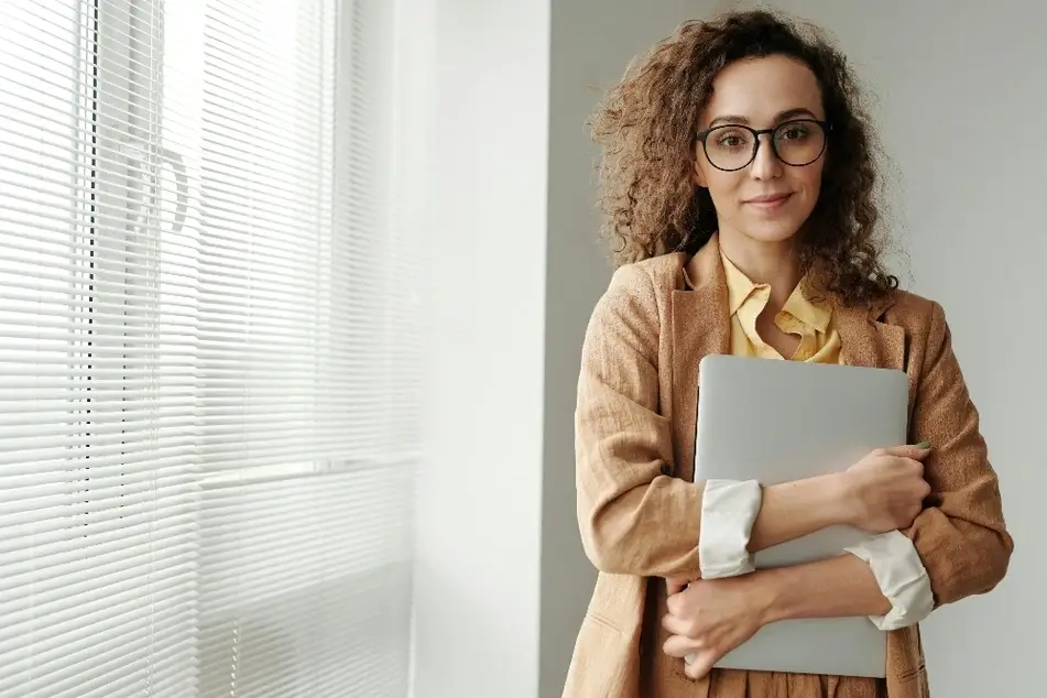 Mujer sosteniendo una laptop