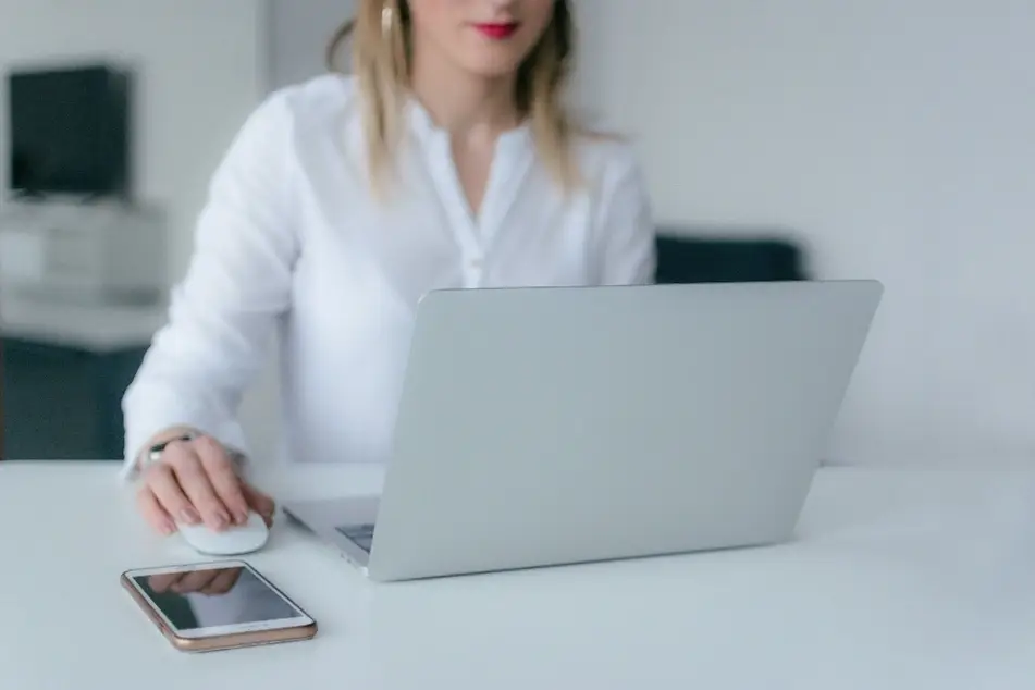 Mujer usando una computadora