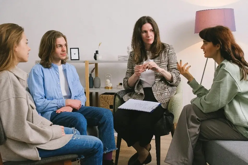 Grupo de mujeres conversando sentadas en círculo