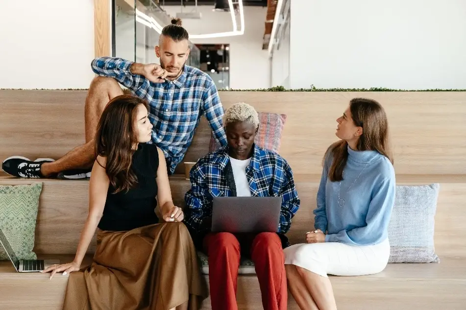 Equipo de trabajo conversando en una oficina