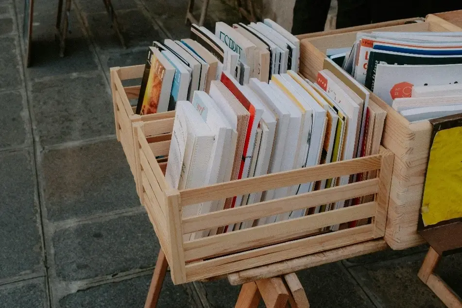 Libros en caja de madera