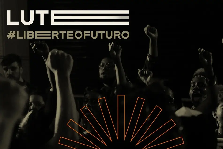 Personas con su puño en alto y el logo de Liberte o Futuro