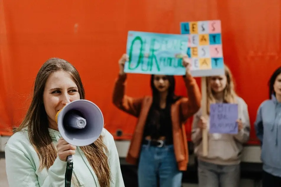 Grupo de mujeres con megáfonos y pancartas