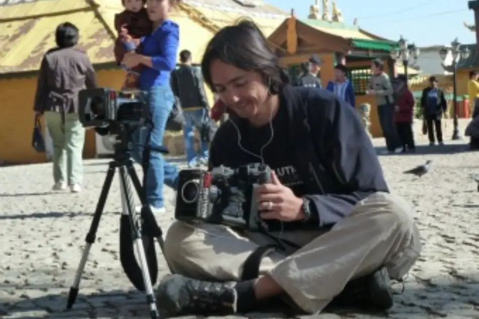 Chico grabando con una cámara de vídeo