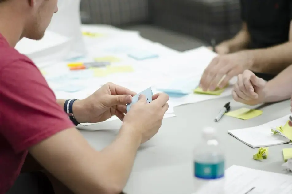 Personas trabajando en grupo