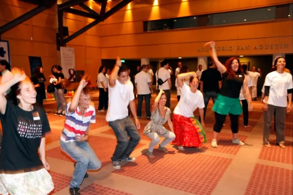 Varios voluntarios haciendo una actividad grupal