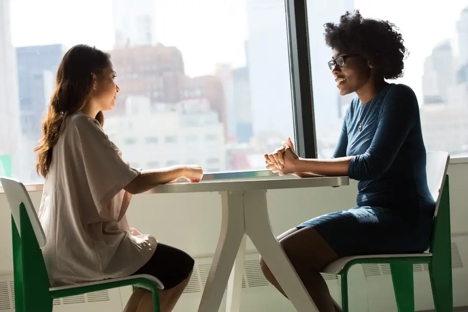 Dos mujeres sentadas en una entrevista laboral