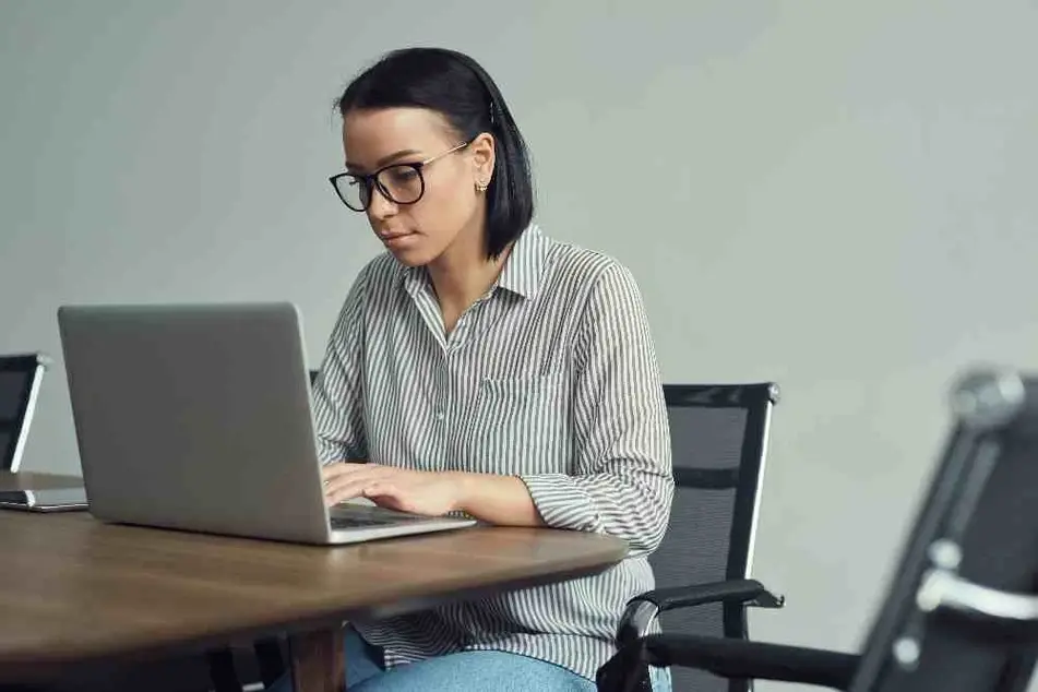 Mujer trabaja en su computadora