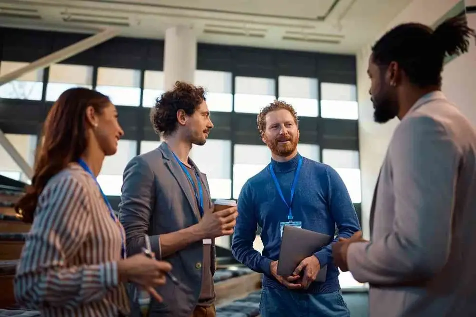 Grupo de profesionales conversando en un evento.