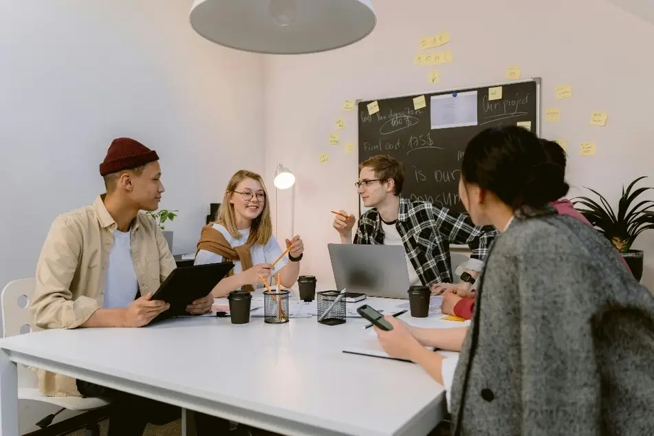 Grupo de personas reunidas en una oficina