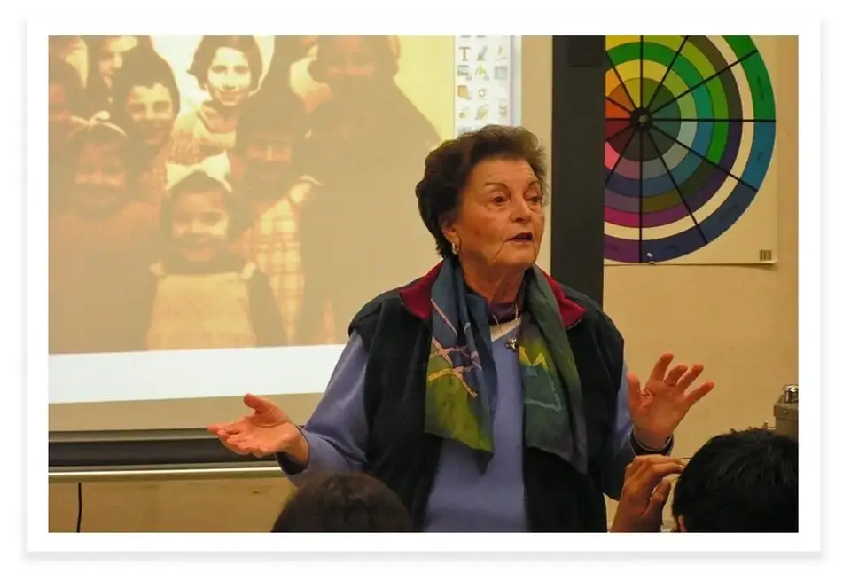 Gitta Ryle, sobrevivente do Holocausto, dando uma palestra sobre suas experiências.